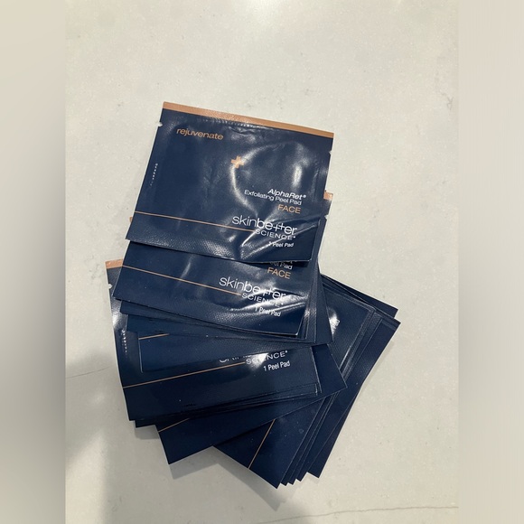 Skinbetter Science AlphaRet Exfoliating Peel Pads Set of 17 - Picture 7 of 8